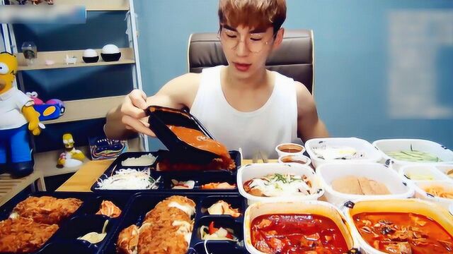 大胃王奔驰小哥火力全开吃5人餐,心疼小哥家的马桶