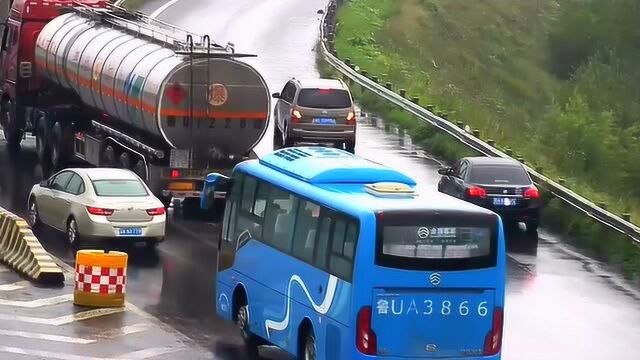 麵包車高速路口被大貨撞飛