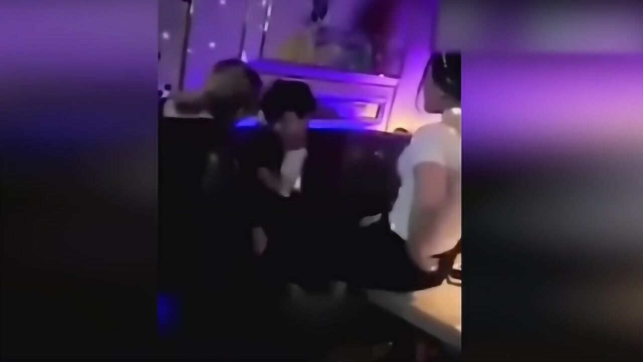 KTV里俩富婆抽鸭子嘴巴，边抽边笑_高清