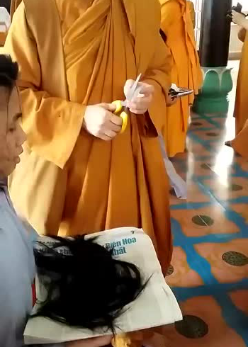 女众剃度出家现场