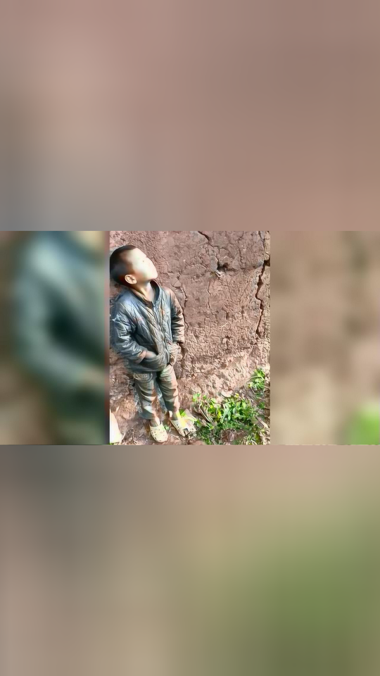 实拍农村小男孩,布鞋穿成了拖鞋