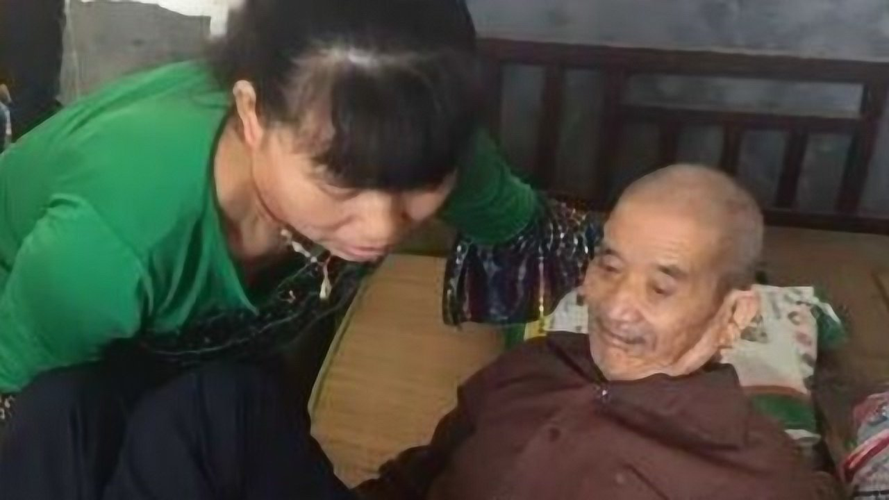 公公为了和儿媳做这种龌蹉事，把妻子和儿子打出家门