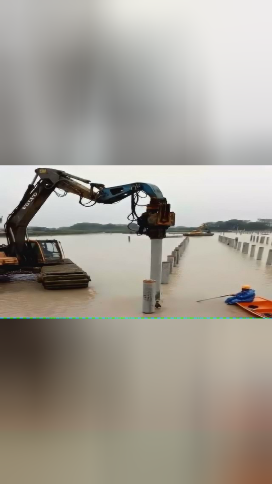 实拍挖机水上作业打桩,安装太阳能光伏发电