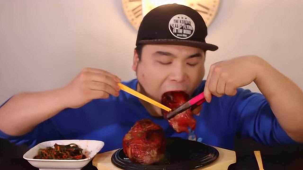 大胃王胖子吃2大块红烧肉一大口咬下去好满足