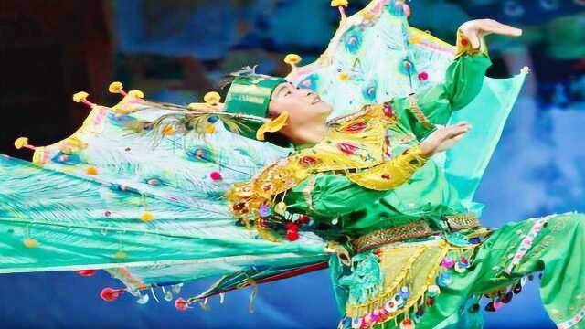 云南傣族传统孔雀舞由男子表演突出孔雀的阳刚之美跟杨丽萍版不同