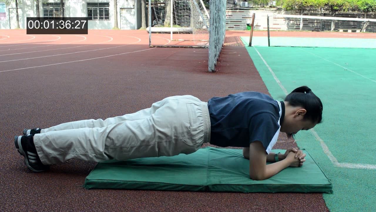 温二职专校园创纪录平板支撑