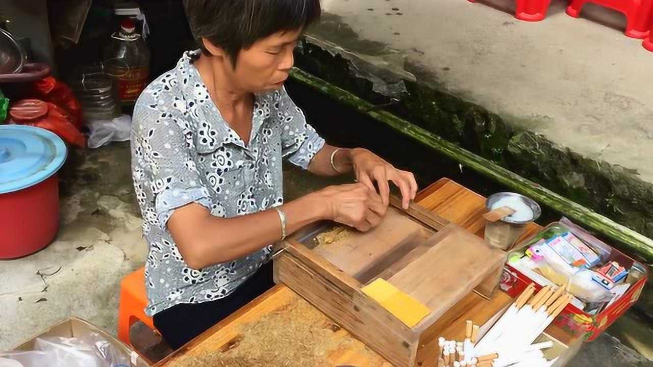 七旬阿婆手工制作土楼烟让你感受客家风情感受大山里的热情