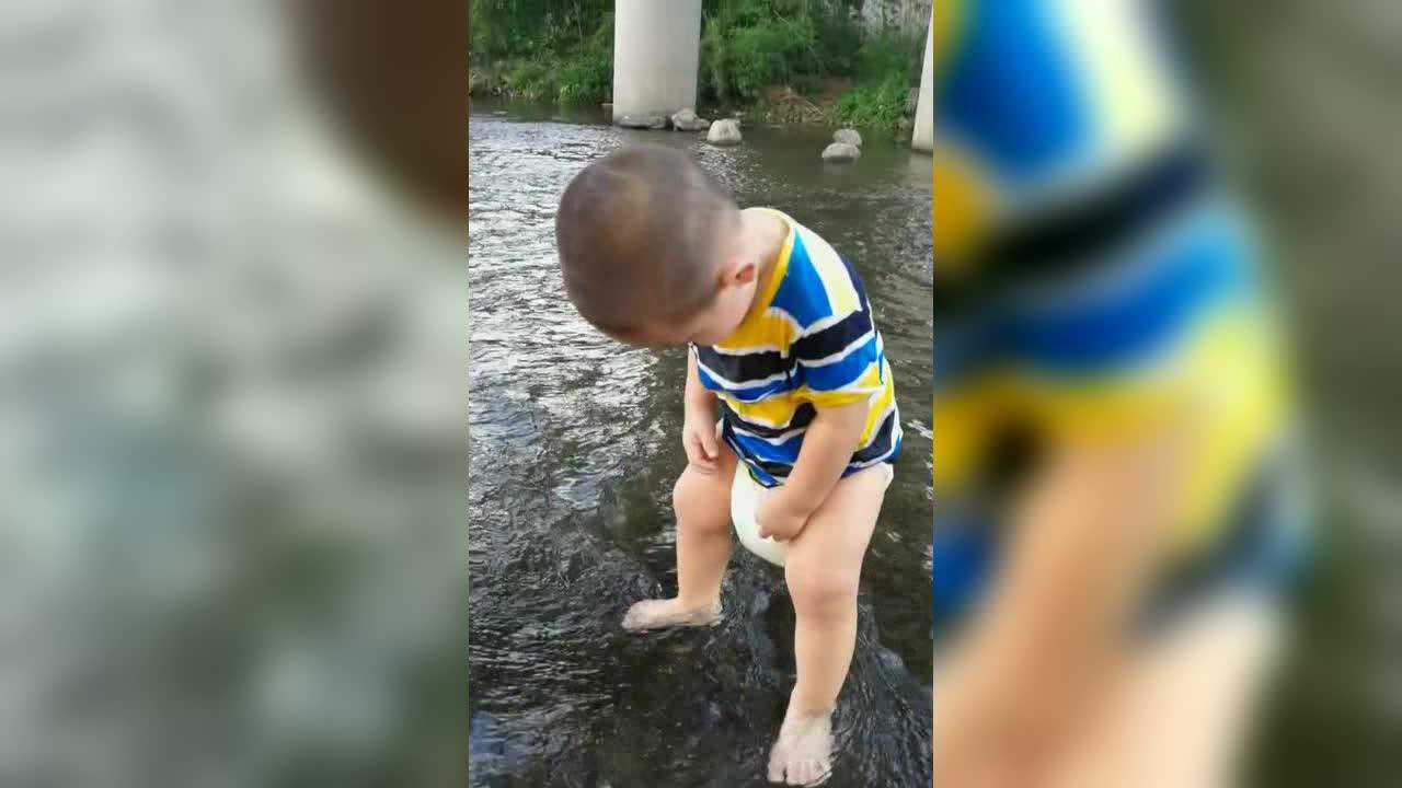 尿不湿在水里泡大太重了，宝宝接下来的反应太搞笑！_腾讯视频