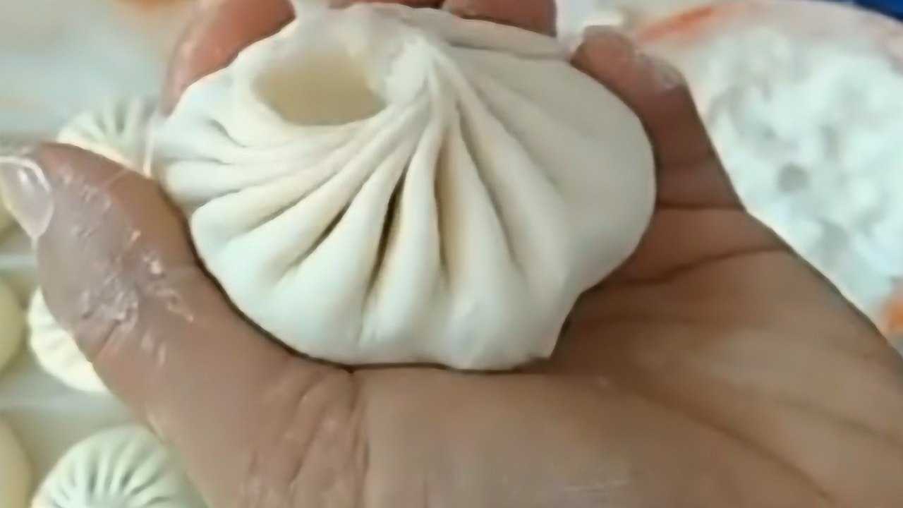 面点师慢动作教你包子的收口手法现在快来学会露一手吧