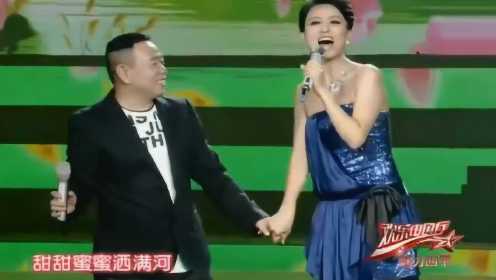 潘长江搭档主持人张蕾同唱《过河》张蕾的歌唱的确实好听！