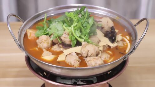 0:03:57手把手教你做家常丸子锅仔,3分钟学会这几步,在家自己能当大厨