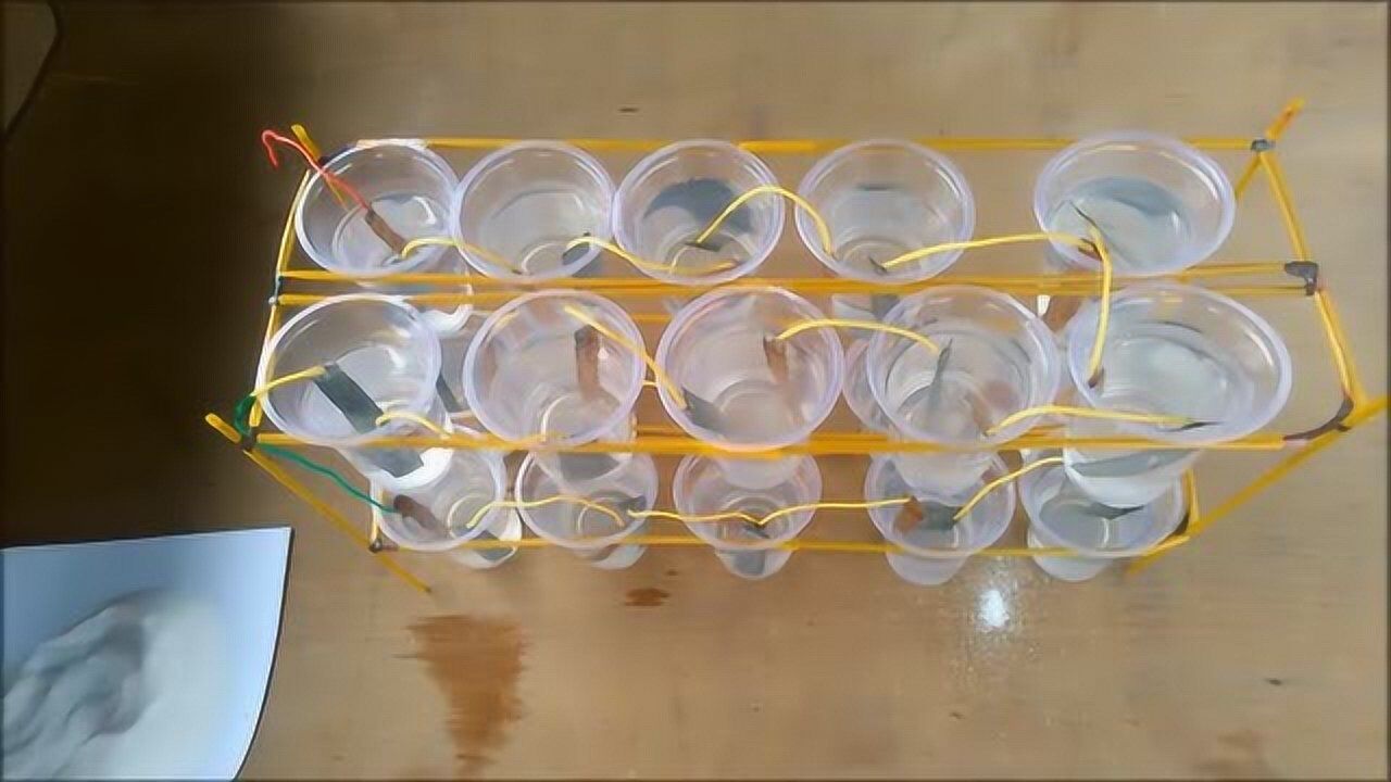 用20杯盐水制作简易蓄电池能产生多少伏的电压呢