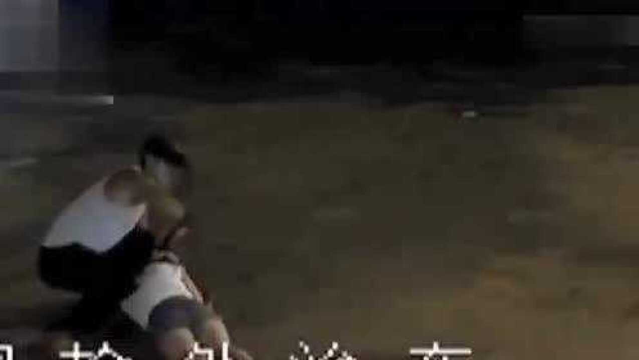 美女深夜遭男子电击，躺街头惨叫打滚，男子不停做这动作监拍全程_腾讯视频