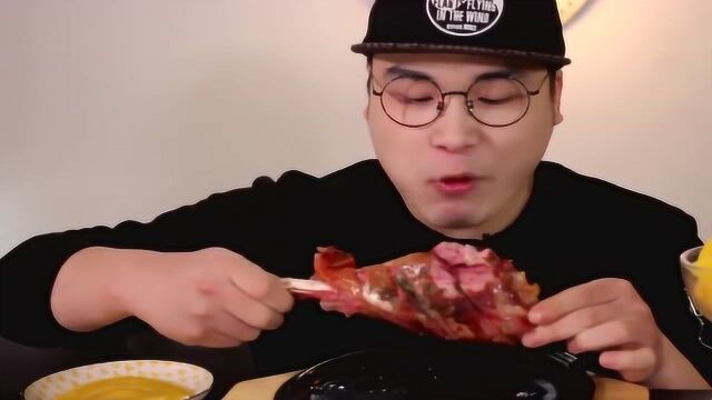 韩国帅哥吃超大火鸡腿直接大口啃吃得这么急是饿了好几天吧