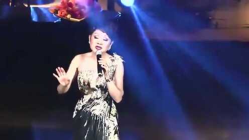 近70岁高龄的叶丽仪，演唱会上一首《上海滩龙虎斗》人老歌不老，真好听