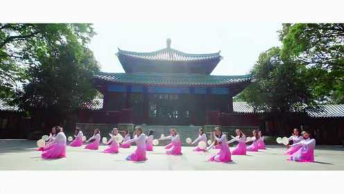 可爱俏皮的中国舞《雨中花》让我们一起捕捉姑娘们的美