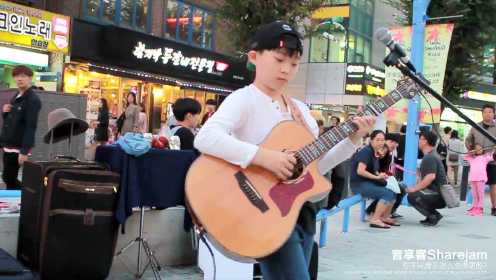 10岁神童在韩国街头表演吉他指弹