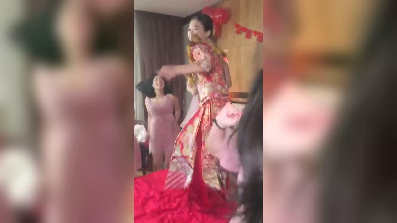 婚礼上伴娘大闹洞房，新娘能不出手吗_高清