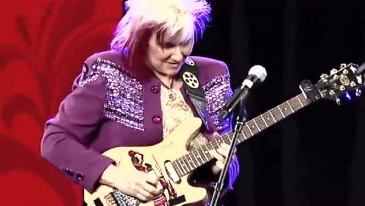 迈克尔杰克逊御用女吉他手詹妮弗巴顿年轻时候绝对帅的没边了