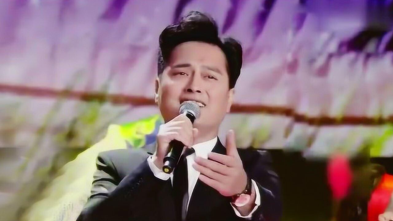 据说这是"草原歌王"云飞在《星光大道》唱的最火爆的一首歌,百听不厌