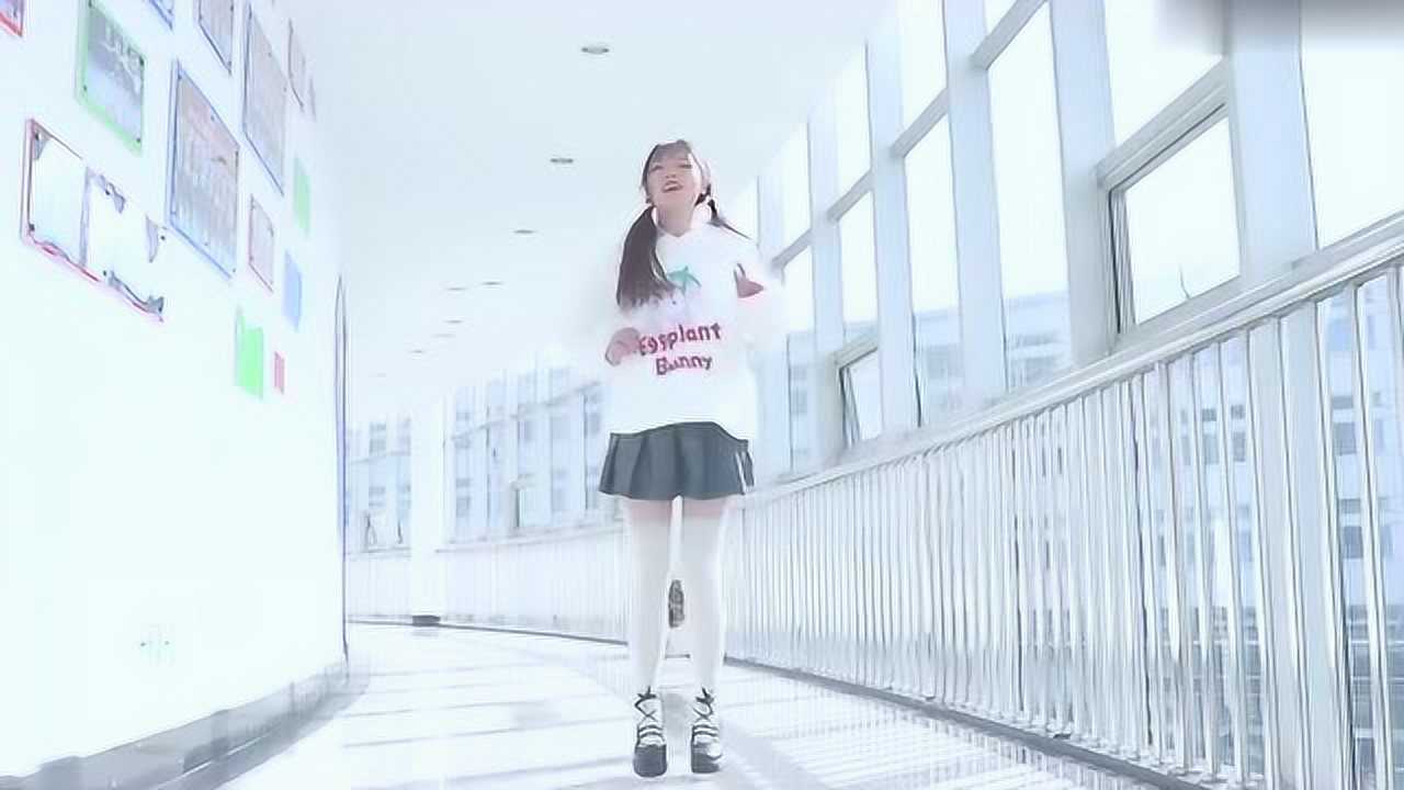 可爱的白丝小姐姐欢快热舞，迷人的舞步，不要错过哦_高清