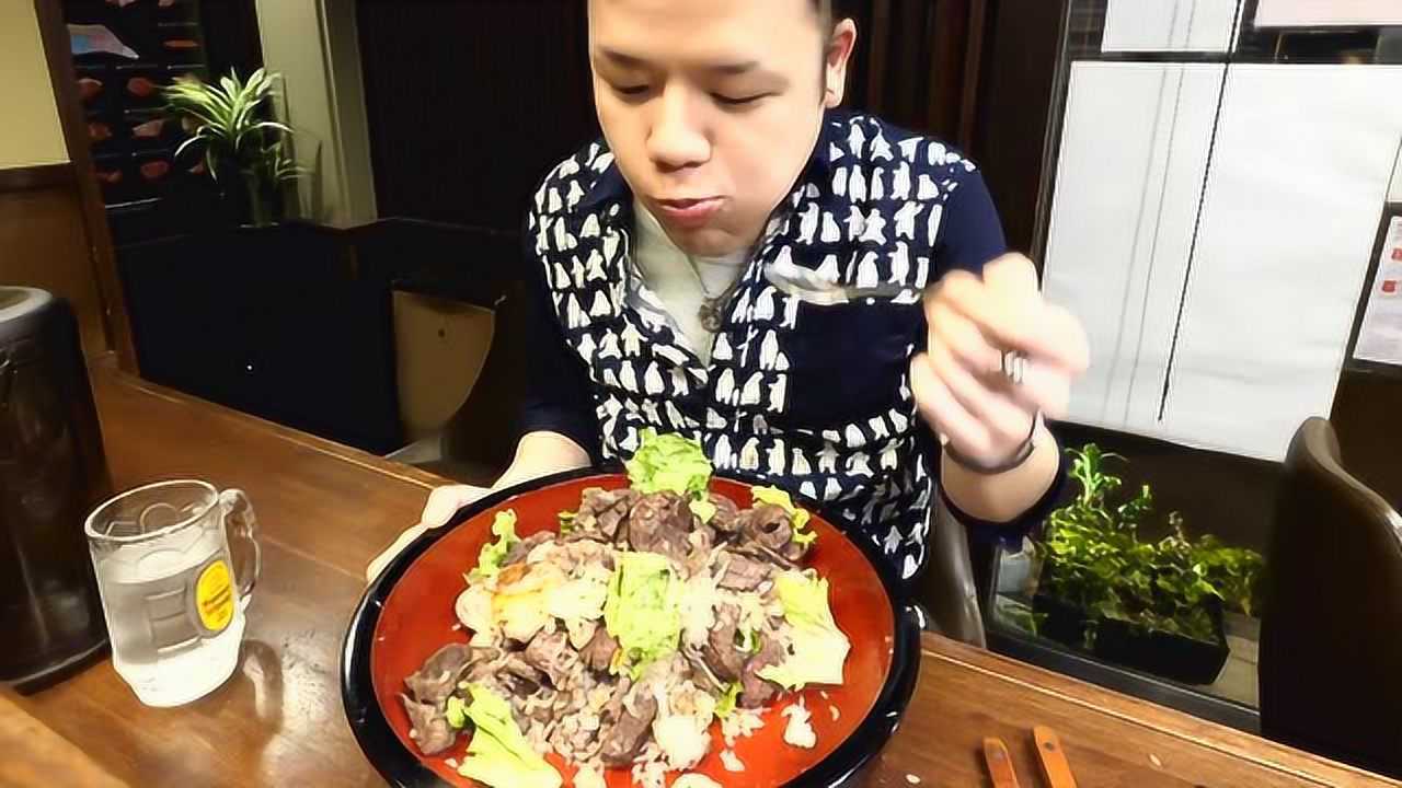 日本大胃王:吃播新井熊挑战吃巨无霸特制风味鸡肉生菜盖浇饭