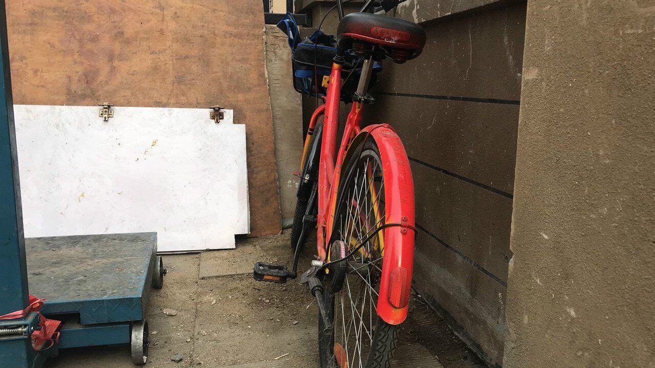 长春共享小黄车遭喷漆 变成小红车