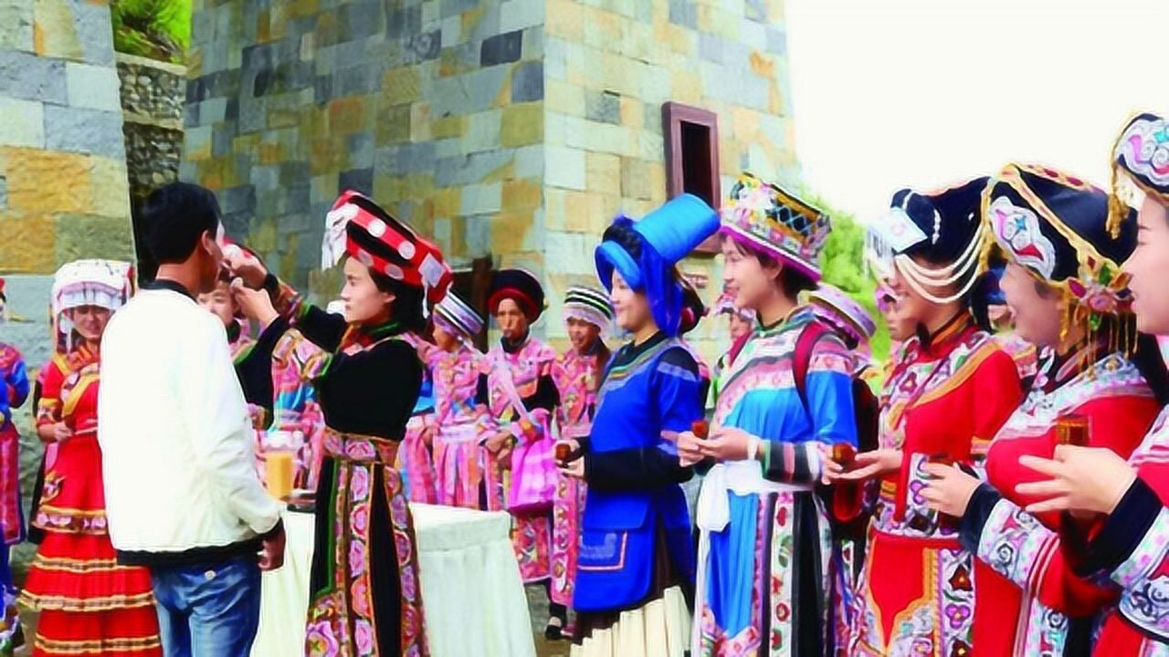 彝族海坪祭山节:传统民俗 封寨门"拦门酒"