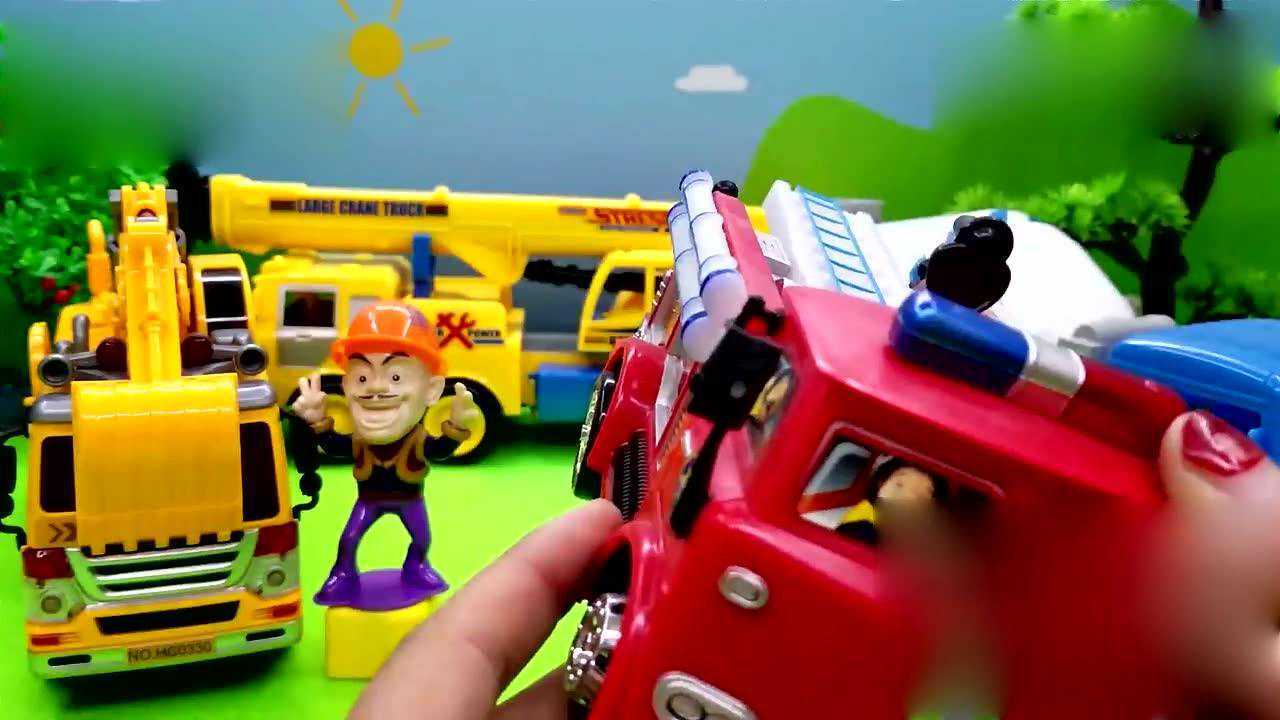 光头强带来四款车挖沟机 山姆消防车 搅拌车 吊车玩具总动员