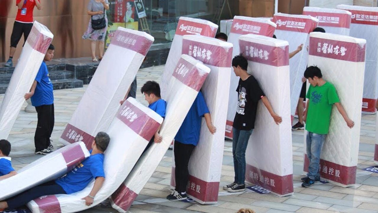 最大的人体床垫多米诺骨牌:1200人参与,耗时13分38秒!