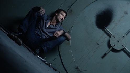 一部密室逃脱电影《铁门》小伙逃出密室后,居然来到世外桃源!