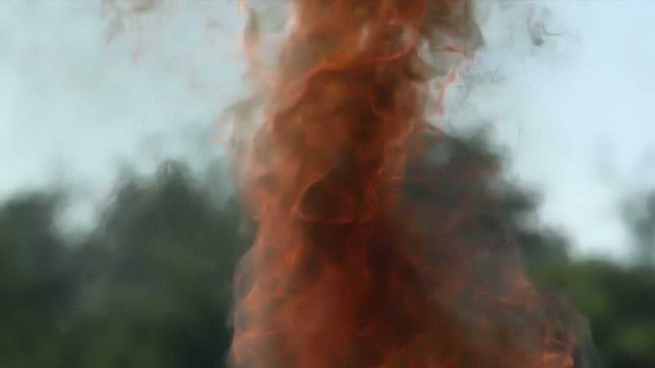 老外人工制作火龙卷风，简直让人佩服，网友调侃这样烤的肉肯定香