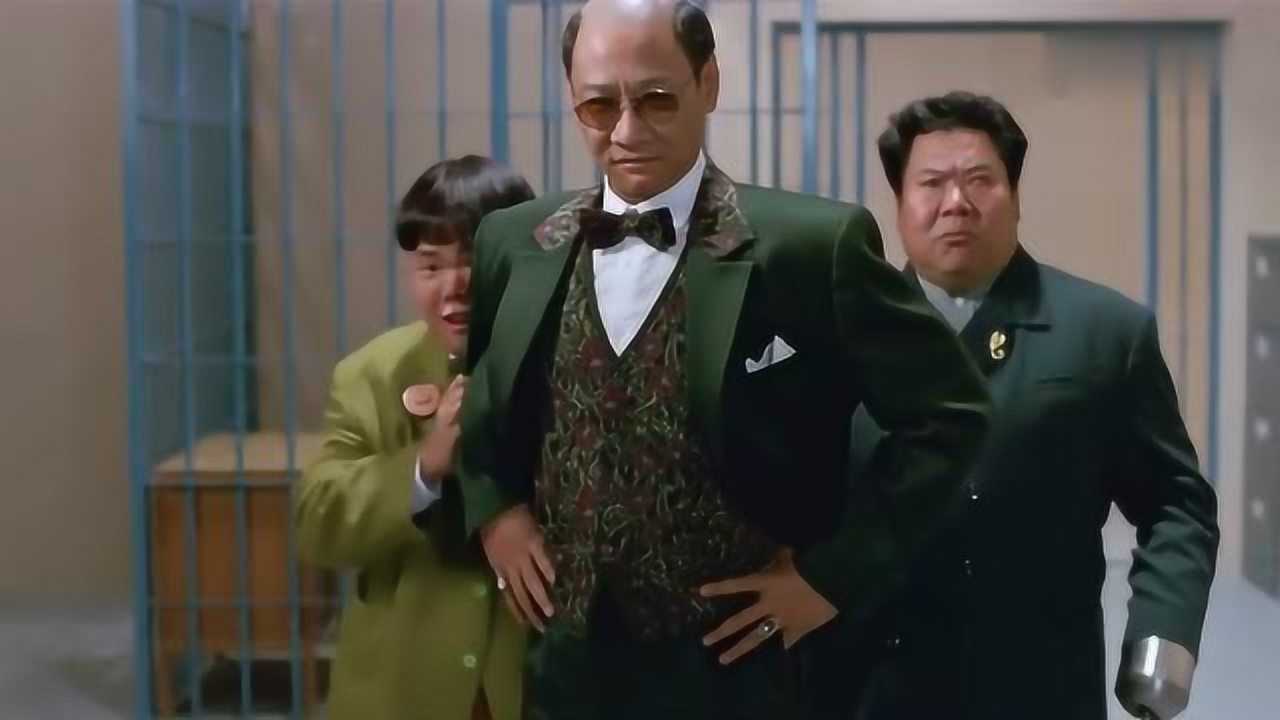 蛇头带所长去监狱里看力王力王很愤怒的挣脱了手铐