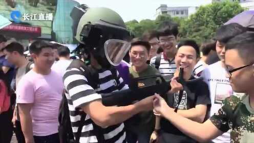 武汉特警带排爆服进学校，学生亲身感受：重70斤，头盔玻璃厚5cm
