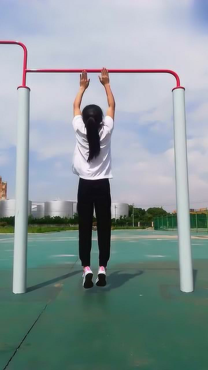 妹子花样单杠走太空步,这臂力比男人还要好
