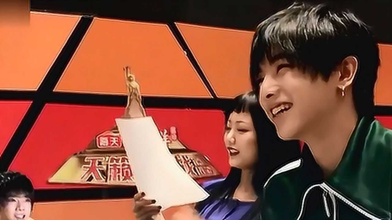 华晨宇突显大男子主义与范媛媛一起练歌两个人嬉戏的很开心