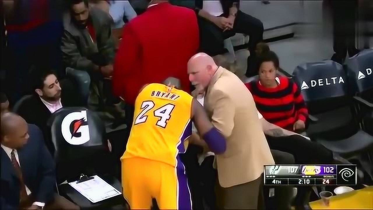 这男人不服都不行!科比手指脱臼现场掰回来继续打,这就是曼巴精神