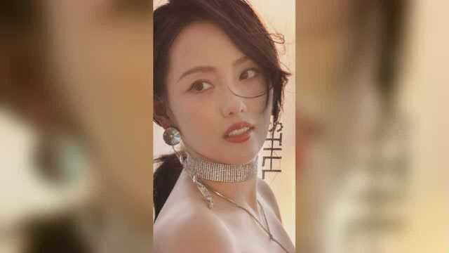 “顺嫔”张嘉倪晒产后40多天美照,着抹胸裙身材丰盈多姿