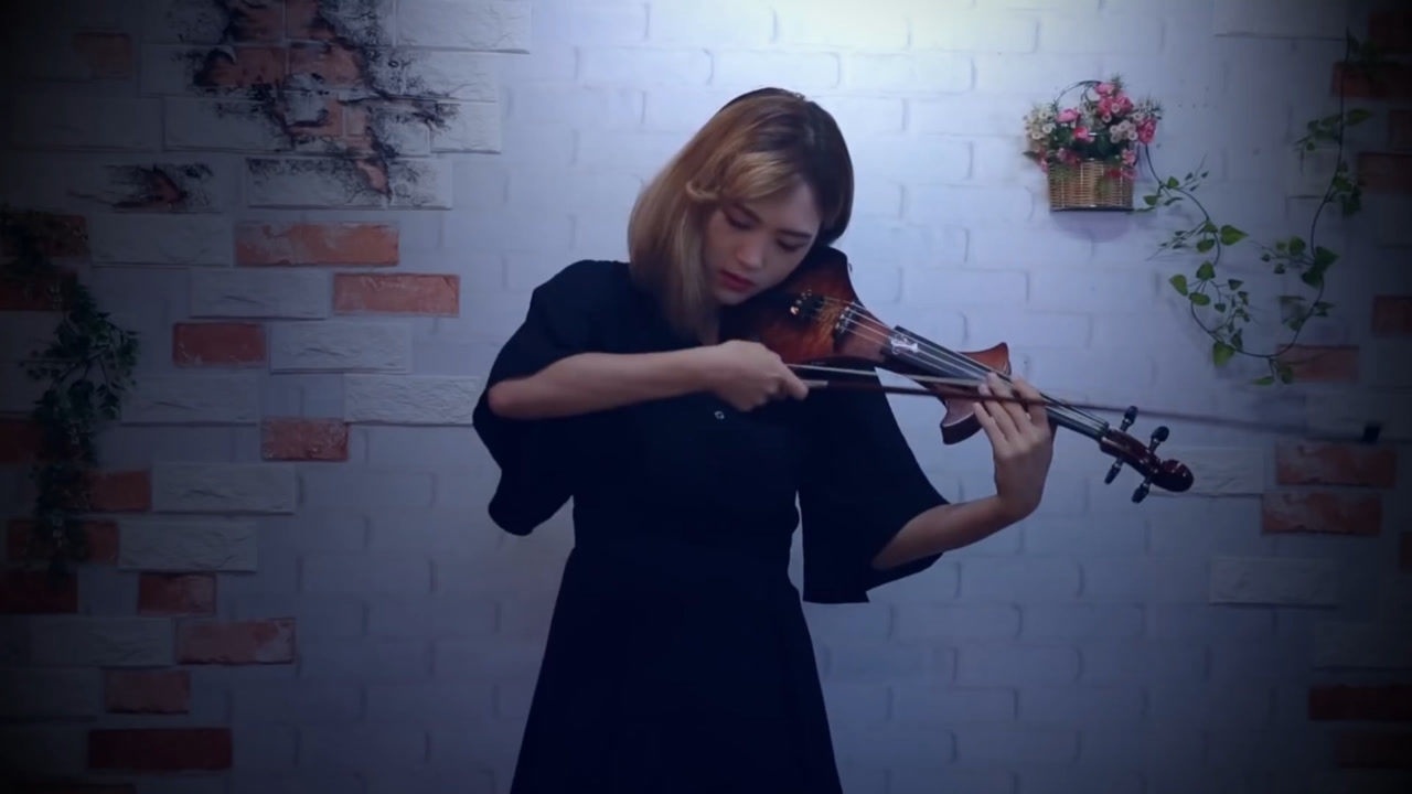 电子小提琴女演奏家图片
