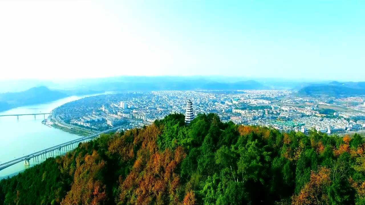 閬苑秀麗雄壯的白塔山