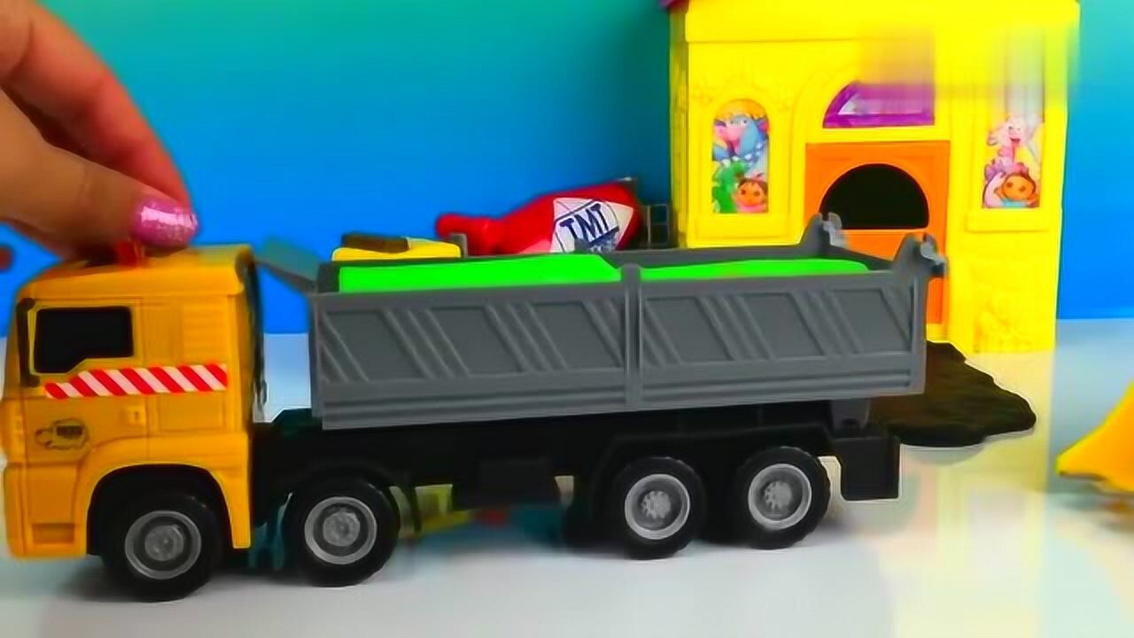 益智动画 蓝色大卡车吊装玩具货物 运输车