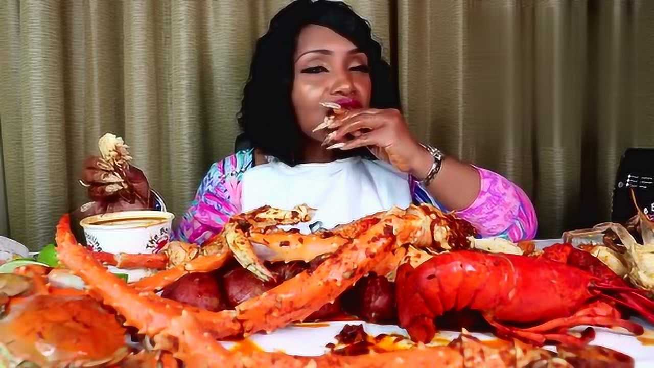 美国黑人大妈吃海鲜吃帝王蟹大龙虾