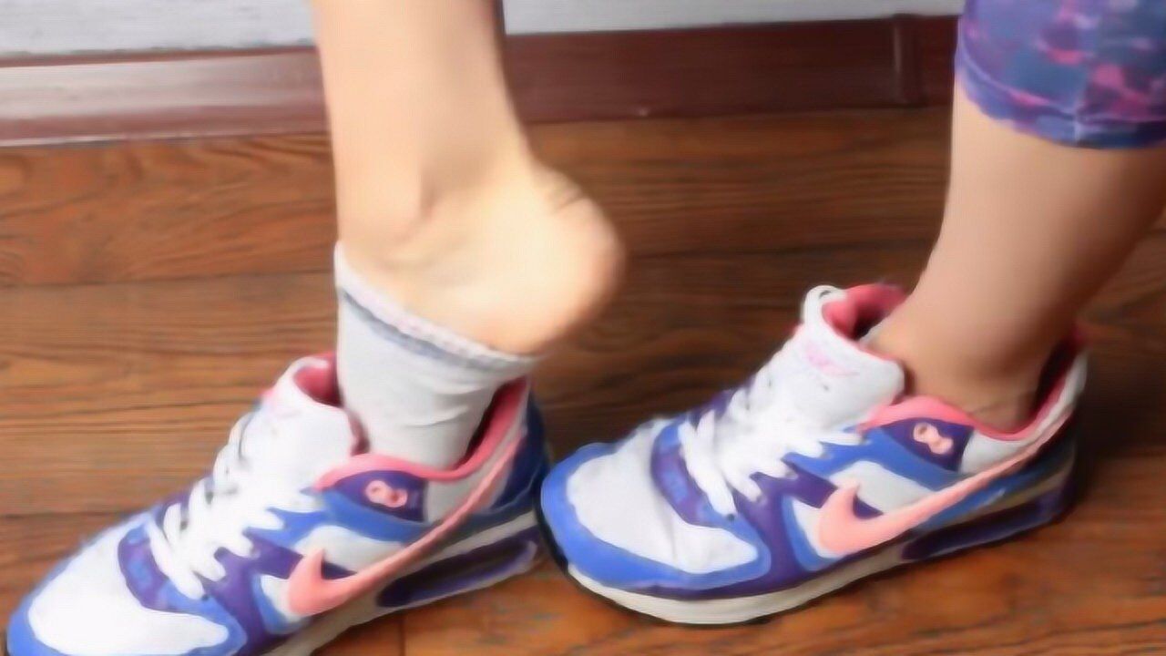 脱鞋子的时候袜子也跟着脱下来了姑娘教你一招轻松解决