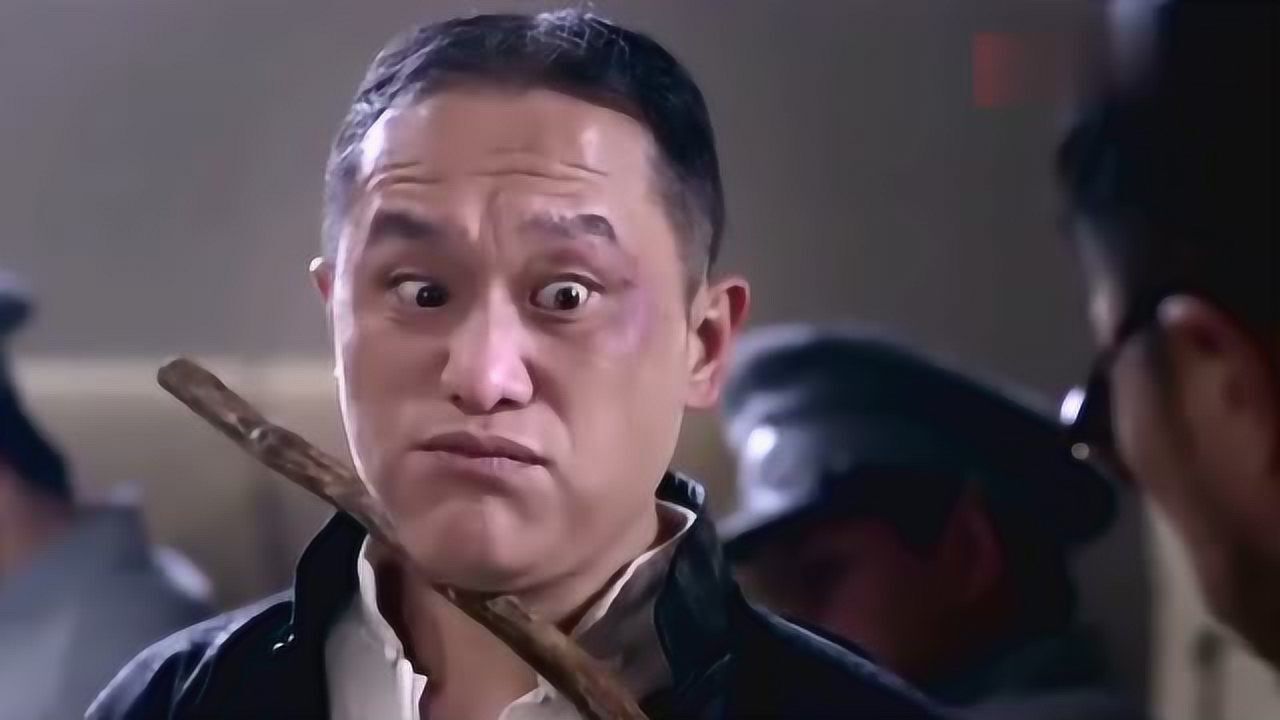 地痞流氓坐地收保护费被路过的军队首长带走机枪扫射打死1