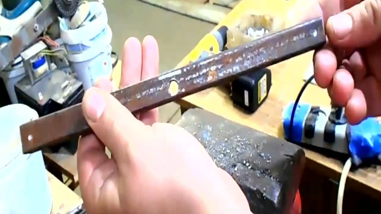 怎么在圆管上画直线小哥用一根铁管发明了这个简单工具很轻松就做到了