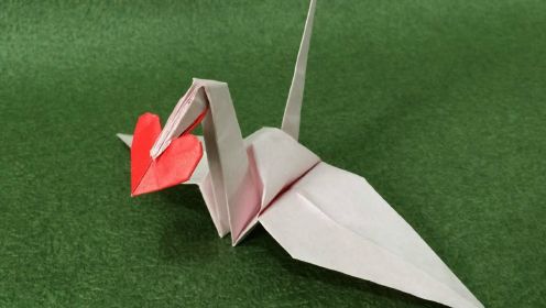 普通的千纸鹤早过时了，这种嘴叼爱心的千纸鹤，你会折吗？
