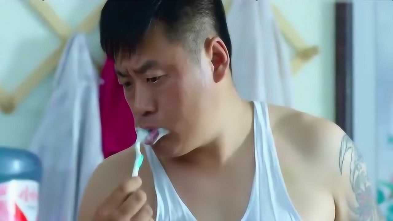 槑头槑脑:男子纹身精忠报国,宋晓峰看完怒了!_腾讯视频