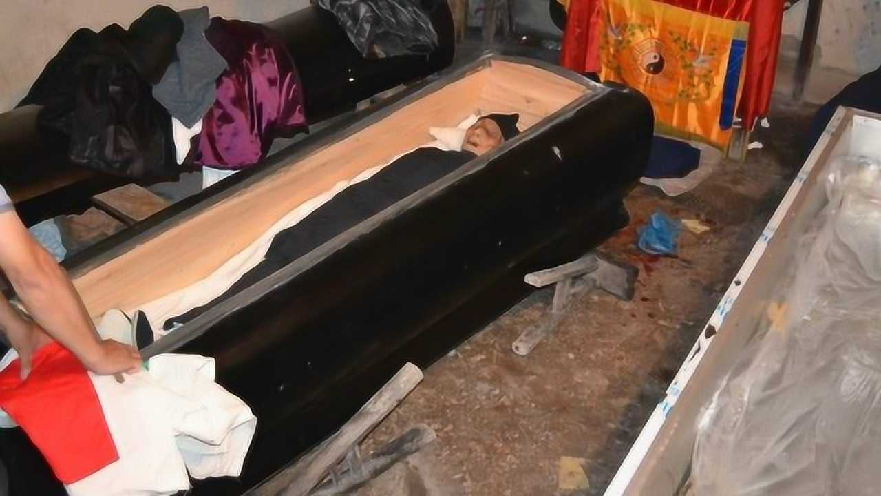 人死后尸体是如何处理的?整个人被推入火化炉中,出来只有一盒子