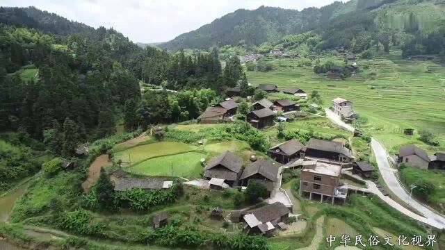 贵州黔东南天柱县农村航拍,村里的水泥路通向每家每户