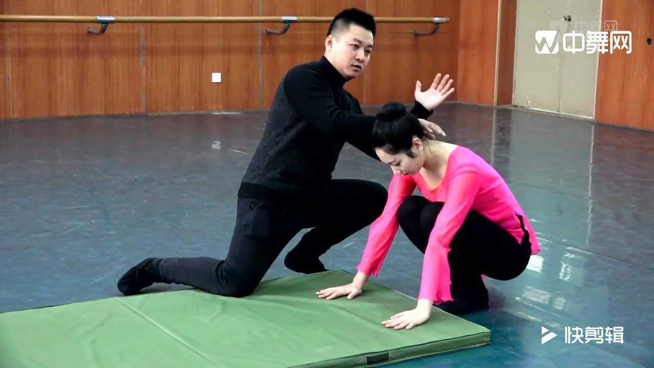 舞蹈基本功前滚翻